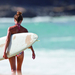foto-van-vrouw-met-een-surfplank-op-het-strand-hd-zomer-achtergro