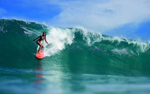 foto-vrouw-surfen-surfplank-hoge-golf-zomer-zee-achtergrond