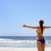 sexy-vrouw-in-blauwe-bikini-geniet-van-zon-zee-en-strand-hd-zomer