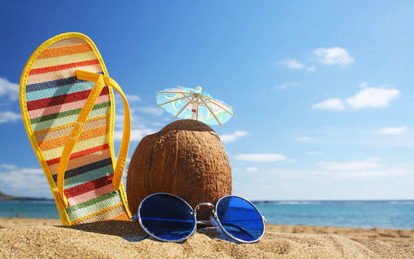zomer-vakantie-achtergrond-2013-met-zee-strand-kokosnoot-slipper-