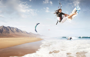 bureaublad-achtergrond-met-kitesurfers-op-het-strand