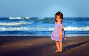 foto-van-een-kind-op-het-strand-bij-de-zee-hd-kinderen-achtergron