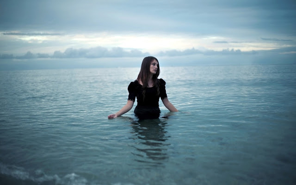 foto-van-een-vrouw-in-het-water-van-de-zee-hd-vrouwen-achtergrond