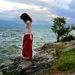foto-van-een-vrouw-in-rode-rok-op-de-rotsen-bij-de-zee-hd-vrouwen