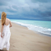 vrouw-in-witte-jurk-op-het-strand-bij-de-zee-hd-vrouwen-wallpaper