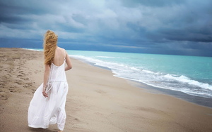 vrouw-in-witte-jurk-op-het-strand-bij-de-zee-hd-vrouwen-wallpaper