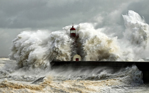 foto-herfst-vuurtoren-storm-met-hoge-golven-zee-herfstweer-wallpa