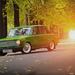 leuke-auto-achtergrond-met-een-groene-lada-en-bomen-met-herfstbla
