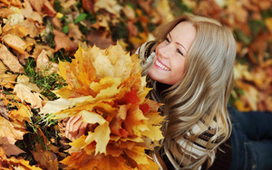 foto-van-een-vrouw-met-herfstbladeren-in-haar-handen-hd-herfst-ac