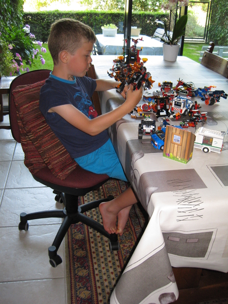 01) Ruben speelt met de Lego op 29 augustus '17