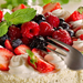 Cream_cake_and_berries