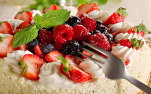 Cream_cake_and_berries