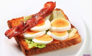 sandwich-eggs-bacon_220632586