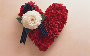 wallpaper-met-een-rood-liefdes-hart-gemaakt-van-bloemen-hangend-a