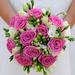 achtergrond-van-een-bruid-met-een-bruidsboeket-met-roze-en-witte-