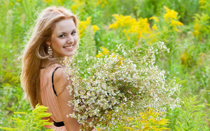 lente-achtergrond-met-een-vrouw-met-een-mooie-bos-bloemen