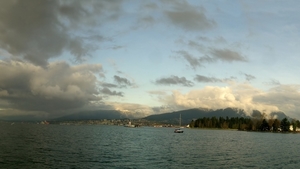 hd-achtergrond-met-meer-met-boten-en-donkere-wolken