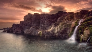hd-achtergrond-met-rotsen-waterval-en-zee