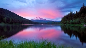 hd-achtergrond-met-roze-wolken-die-in-water-reflecteren