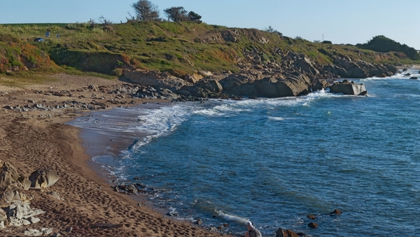 hd-achtergrond-met-strand-met-rotsen-en-zee-water