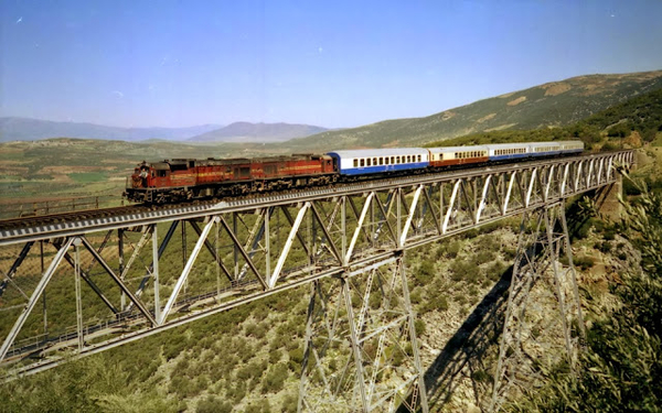 desktop-achtergrond-met-trein-op-een-brug