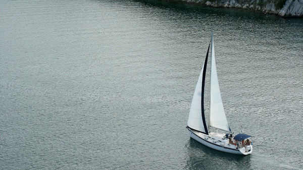 grijze-hd-achtergrond-met-zeilboot-in-het-water