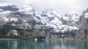 hd-achtergrond-met-blauw-meer-in-bergen-met-sneeuw
