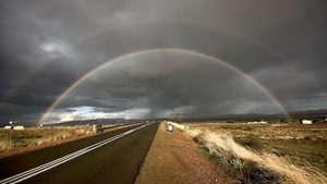 hd-achtergrond-met-weg-en-donkergrijze-lucht-met-regenboog