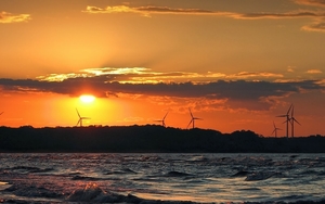 hd-achtergrond-met-windmolens-en-water-bij-zonsondergang