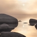 mooie-desktop-achtergrond-met-rotsen-in-het-water-en-waterig-zonn