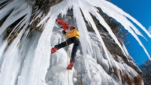 sport-achtergrond-mensen-klimmen-op-de-rotsen-met-ijs