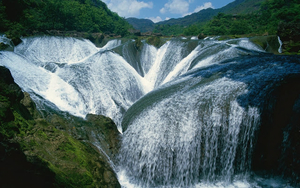 hd-achtergrond-met-landschap-met-veel-watervallen