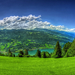 hd-achtergrond-met-prachtig-uitzicht-op-de-bergen-met-groene-gras