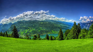 hd-achtergrond-met-prachtig-uitzicht-op-de-bergen-met-groene-gras