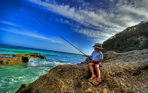hd-achtergrond-met-jongen-aan-het-vissen-op-het-strand
