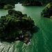 hd-achtergrond-met-kleine-eilandjes-en-groen-water