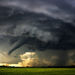 hd-achtergrond-met-tornado-en-regen-boven-velden