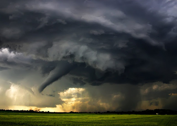 hd-achtergrond-met-tornado-en-regen-boven-velden