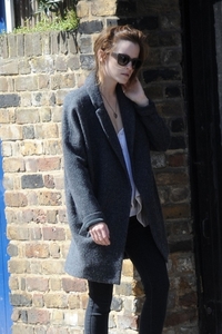 Emma_Watson_shows_off_her_legs_-HBh3Fi58X3x