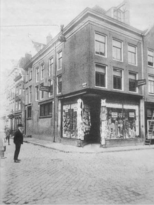 Eerste winkel van Vroom&Dreesmann in de Weesperstraat Amsterdam
