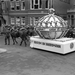 Praalwagen met daarop een grote kroon met reclame voor V& D