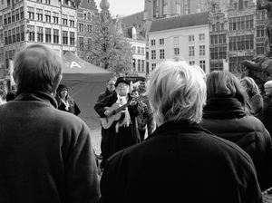 Antwerp folksinger on Grote Markt