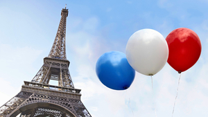 city-wallpaper-with-Eiffeltower-in-Paris-and-balloons