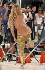 Shakira_Bikini_Top_and_Ass_Crack_on_the_Sets_of_loca_001