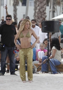 Shakira_Bikini_Top_and_Ass_Crack_on_the_Sets_of_loca_003