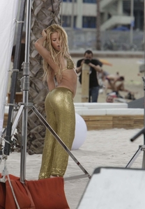 Shakira_Bikini_Top_and_Ass_Crack_on_the_Sets_of_loca_005
