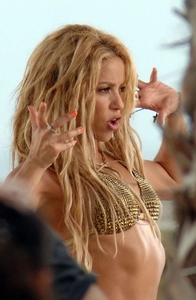 Shakira_Bikini_Top_and_Ass_Crack_on_the_Sets_of_loca_007