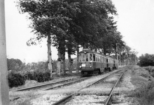 Leidschendam 1958 - Blauwe tram nabij het eiland van ome Nick