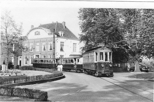 Monnickendam, A23+BY3+BY16 verlaat de stad, 21 mei 1956.