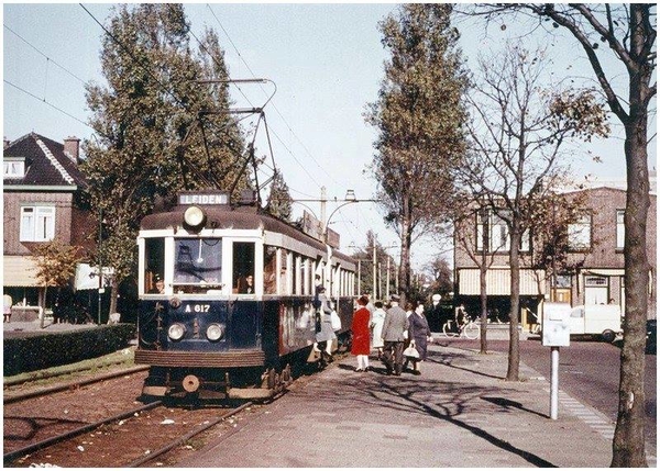 Omstreeks 1958 Blauwe tram richting Leiden bij halte Damlaan